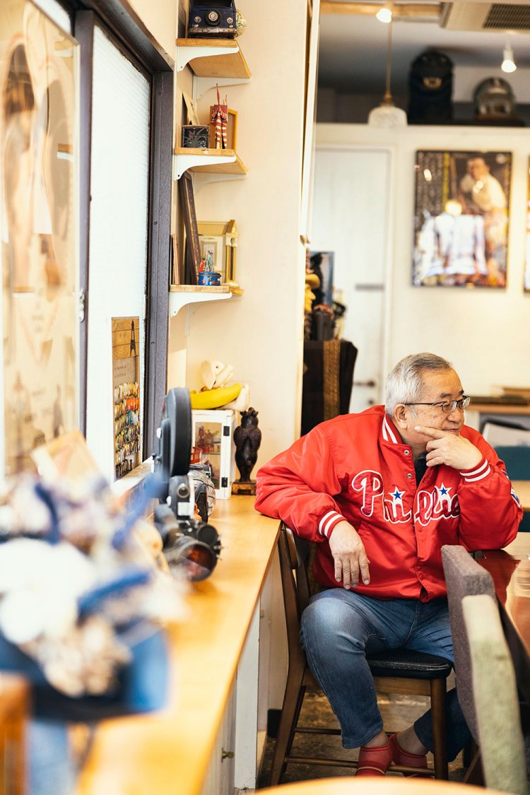 ビル2階は2021年までカフェ『人形町三日月座』として営業。今も映画グッズが並ぶ。