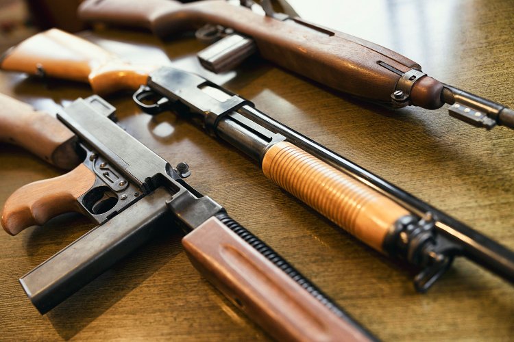 モデルガンも多数所有するガンマニアの柏原さん。脚本作品でも銃がよく登場する。