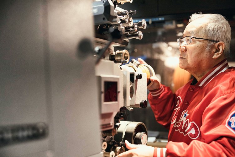 自社ビルの地下は映写スペースに改造。試写等の際は柏原さんが映写作業をすることも。