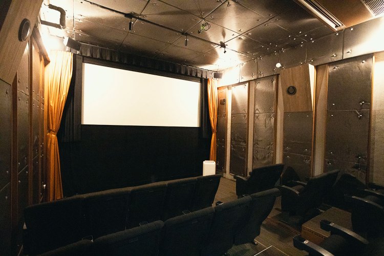 試写・映写スペースとして活用中の地下フロア。もともとは居酒屋だったそうだ。
