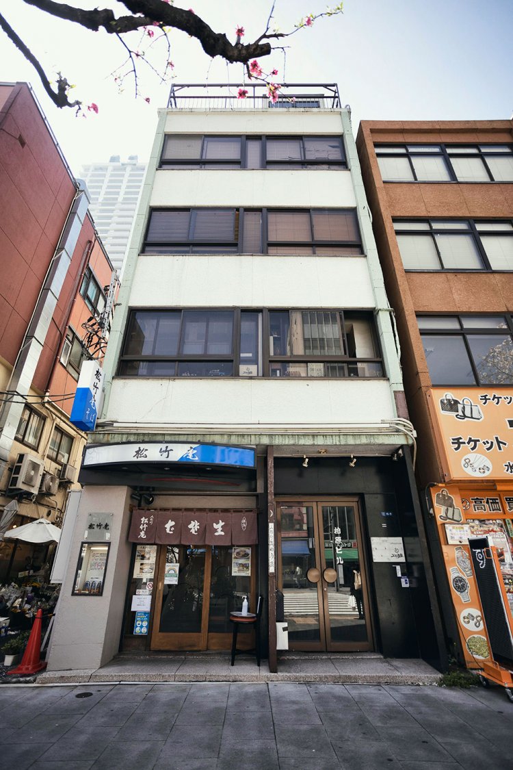 人形町通りにある柏原さん所有のビル。地下に試写室があり、2階がカフェだった空間だ。