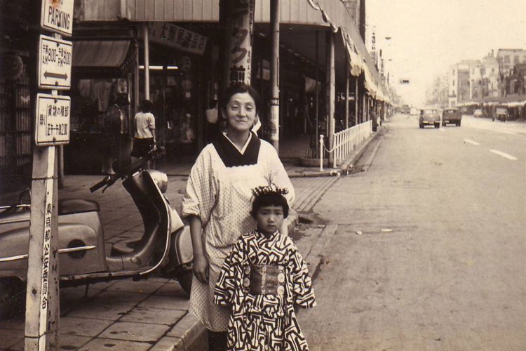 1960年の人形町通りに面した自宅前。写っているのは柏原さんのお母さんと妹さん。（写真提供＝柏原寛司さん）