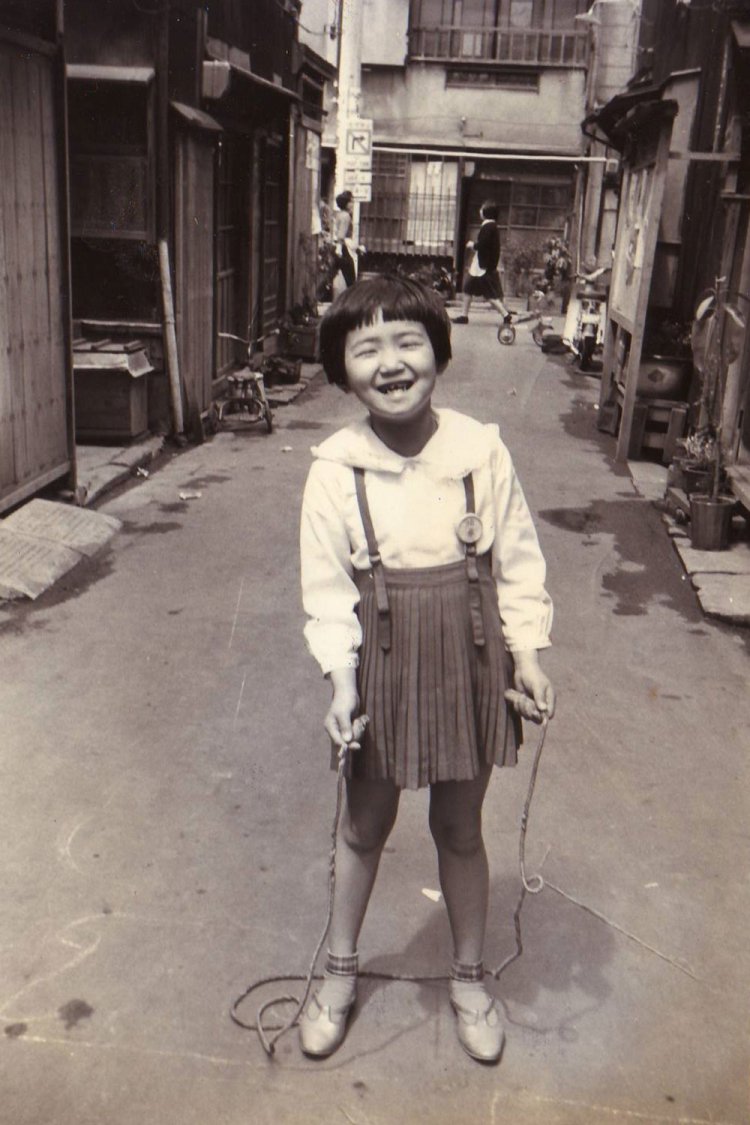 1960年頃の路地の雰囲気。こちらも柏原さんの妹さん。（写真提供＝柏原寛司さん）
