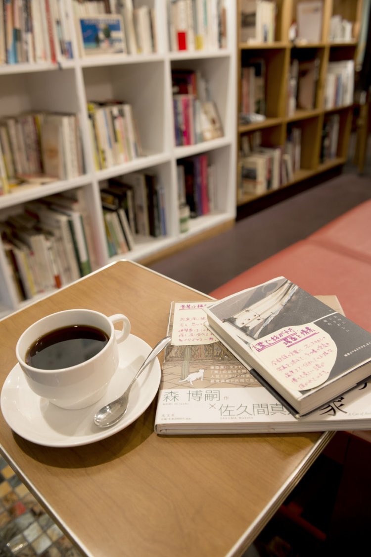 店主自筆のポップが付された本も。