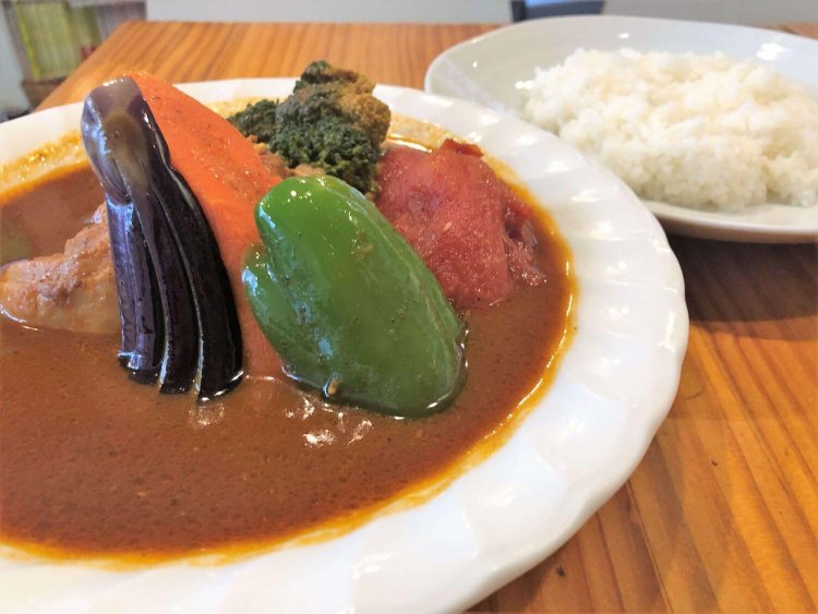 人気メニューのチキン野菜カレー1089円