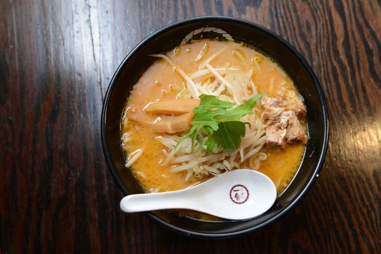 鶏と豚骨ベースのスープに、香味野菜を加えてコクと旨みをプラスする「みそらーめん」。