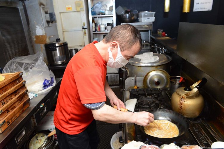 中華鍋で味噌ダレラード、野菜、挽肉、スープを炒めることによって、深みのあるスープに仕上げている。