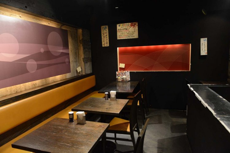 2階にもグループ利用に最適なゆったりとしたテーブル席を配す。