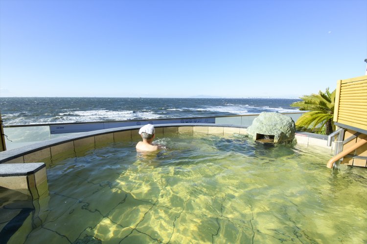 東京湾の大展望が開放感の極み。お湯は薄っすら黄色い。