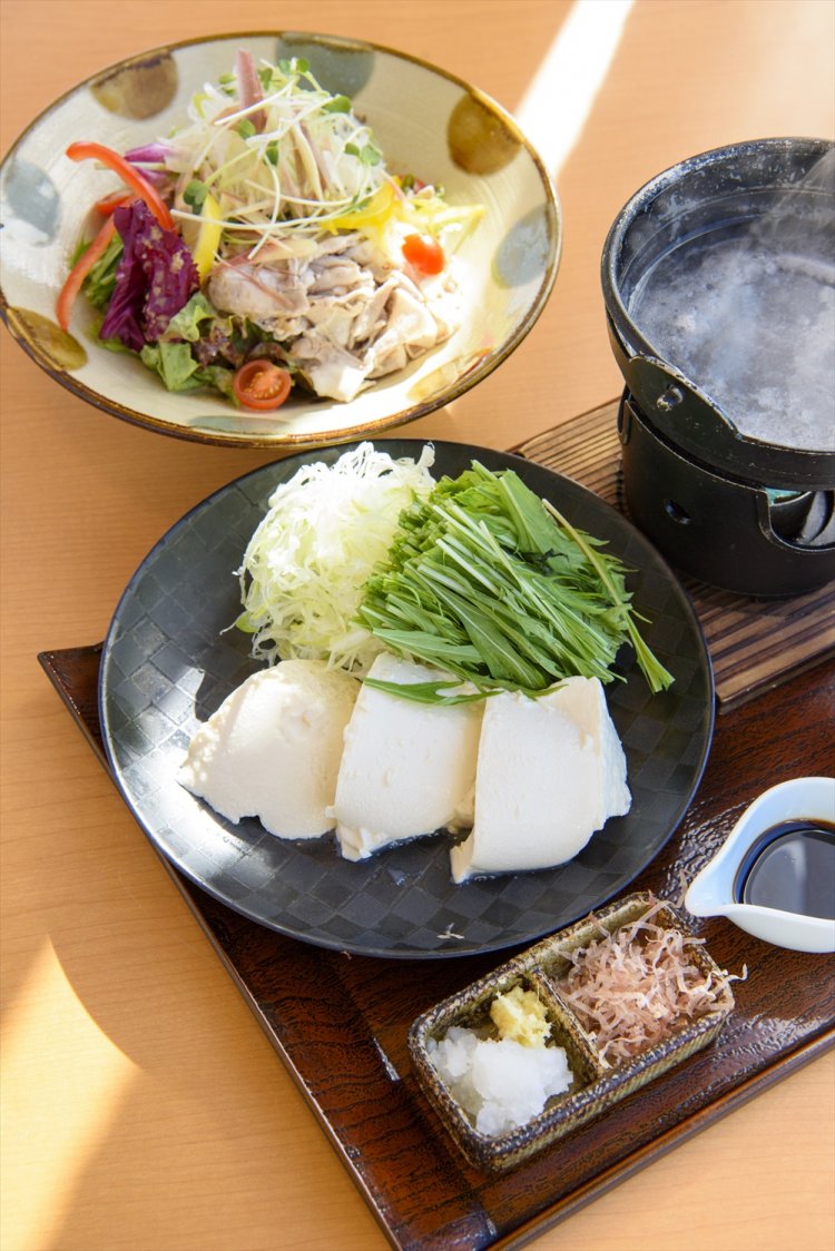 自家製のそば湯の湯豆腐780円と、アスリート飯の香味野菜たっぷり豚しゃぶサラダ880円。