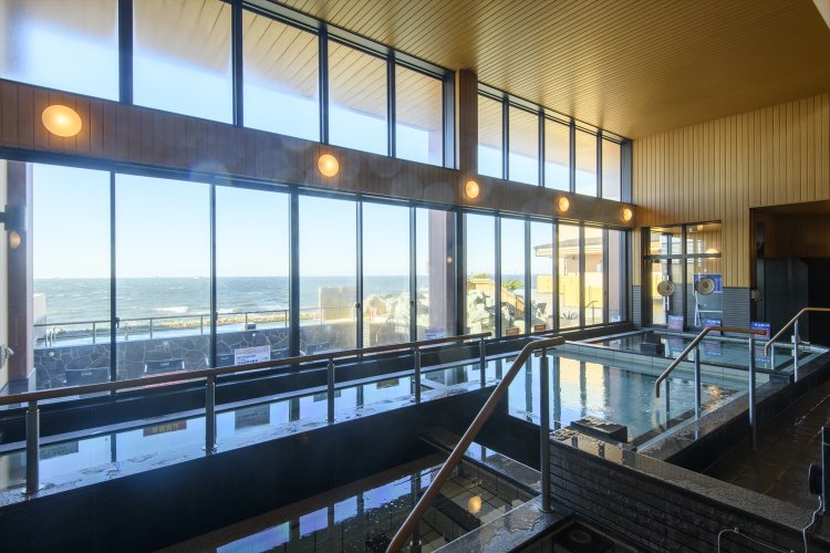 内湯は高濃度の炭酸泉やジェットバス、電気風呂、サウナなど多彩。