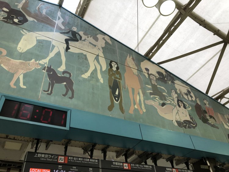 中央改札口に壁画「自由」が描かれたのは昭和26年（1951）。それから3年後に、集団就職列車の運行が開始されるようになった。