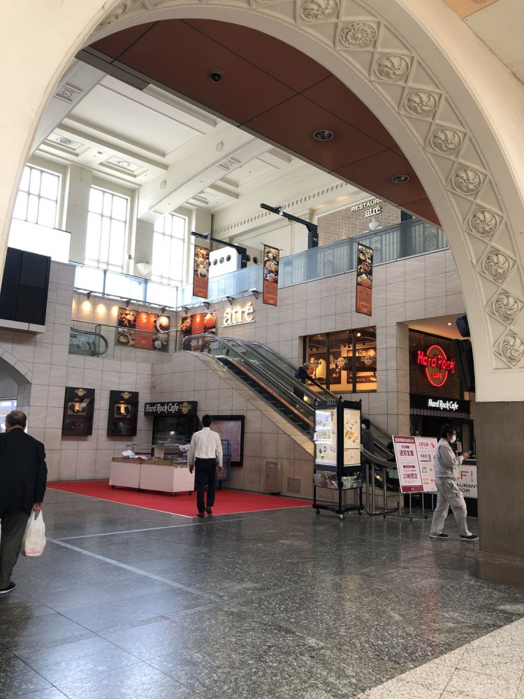 駅舎が完成したのは昭和7年（1932）。2000年代になって大きな改装がおこなわれたが、建造当時からの雰囲気もそこかしこに残っている。