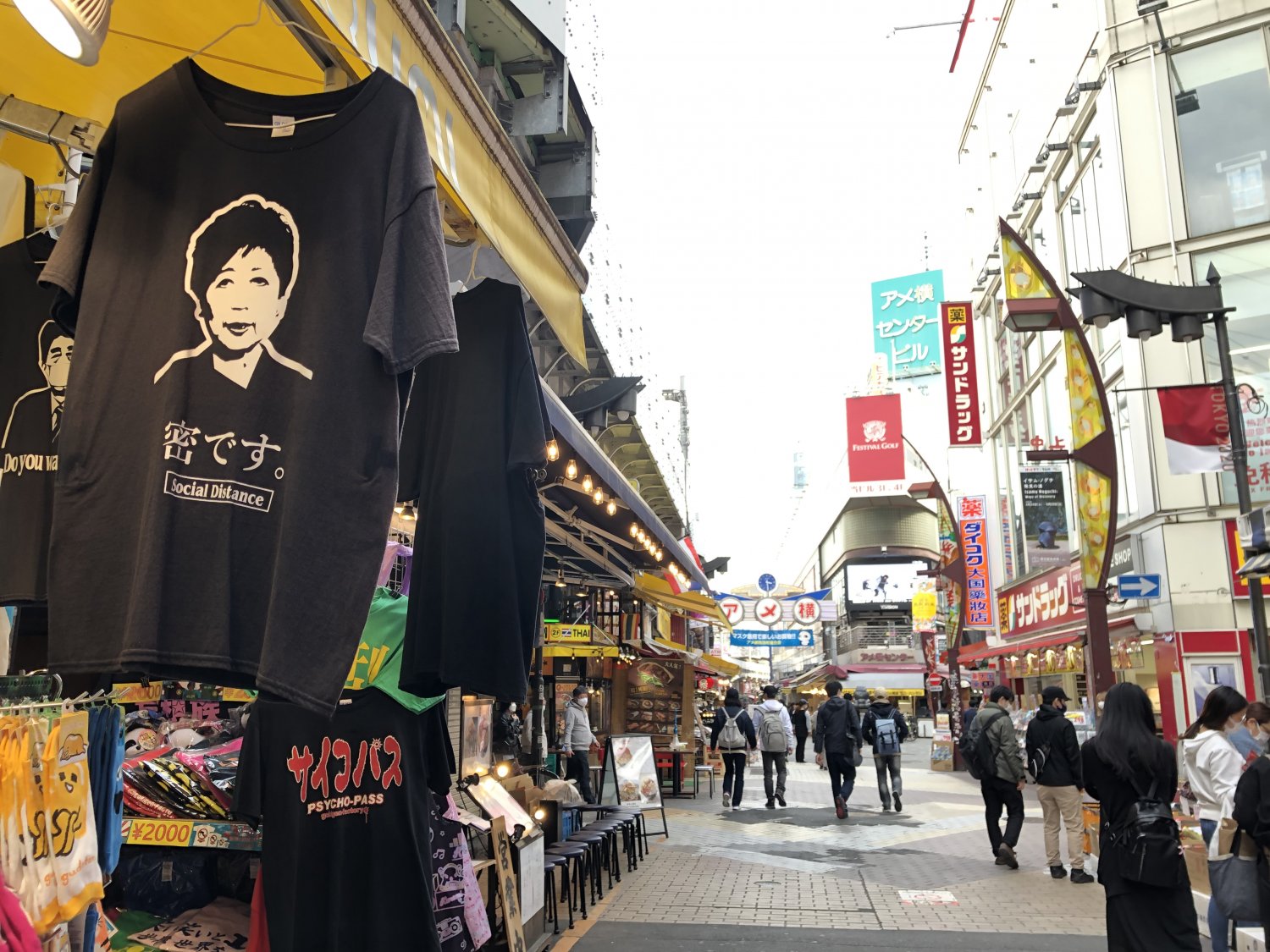 アメ横のにぎわいは昔も今も同じ……だが、時代とともに売られる商品はかなり様変わりしているような。