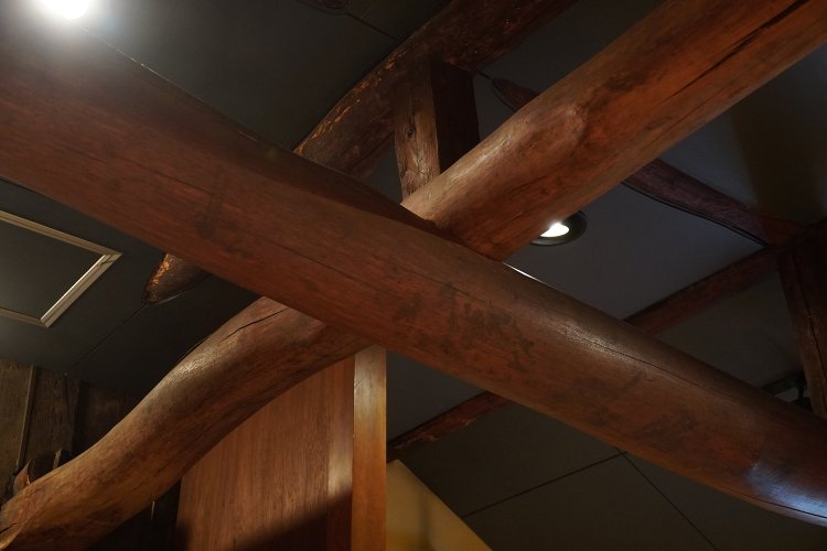 2階の天井の梁。太く大きな木が立派だった。