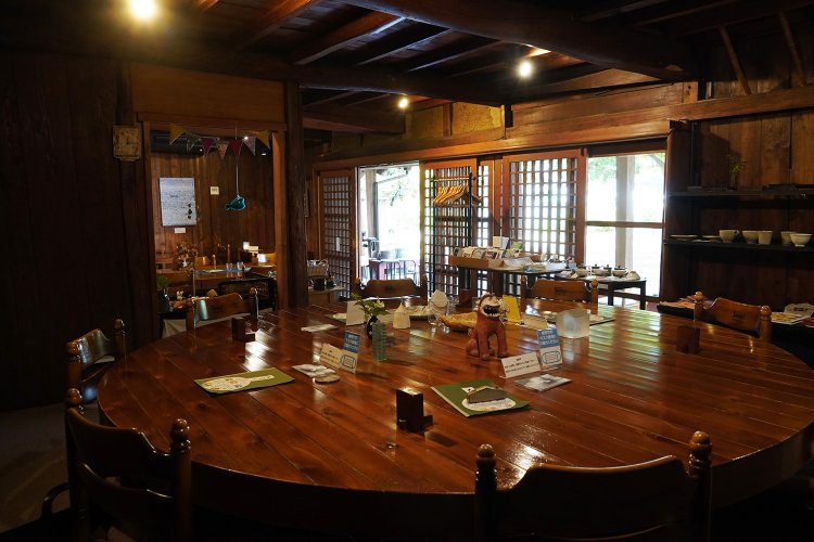 大きな木のテーブルが特徴的。一人でも複数人でもゆったりとして使いやすい。