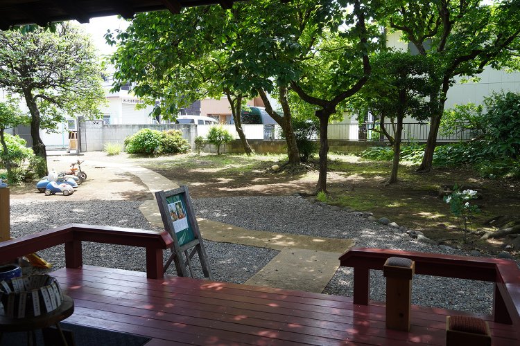 春はたくさんの花が楽しめるという庭が一望できるテラス席。