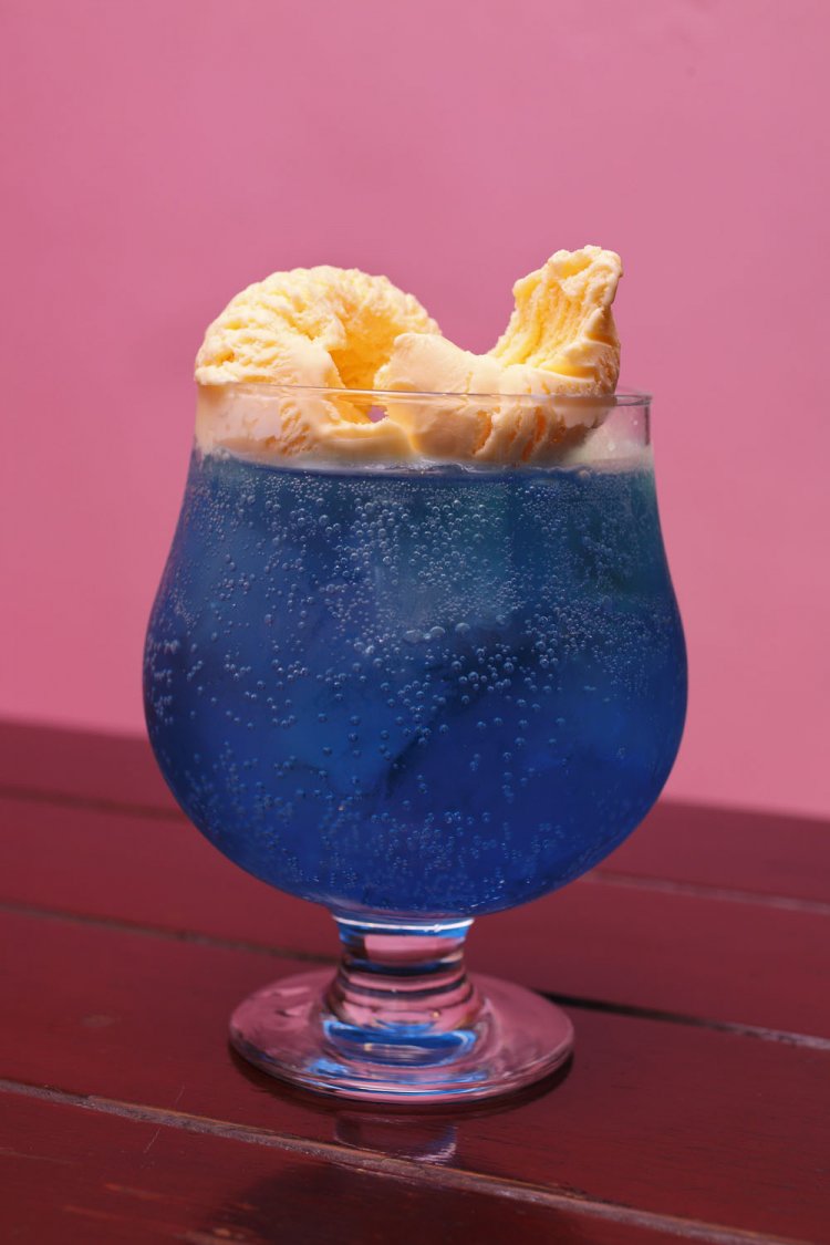 青いソーダ450円。トッピングのアイス150円。