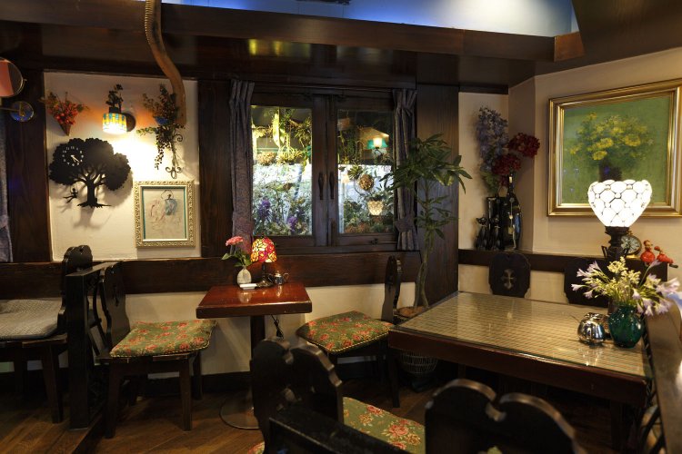 内装は店主・関口宗良さんによる基本設計。「カウンターは舞台」と、天井に星空のような照明も。