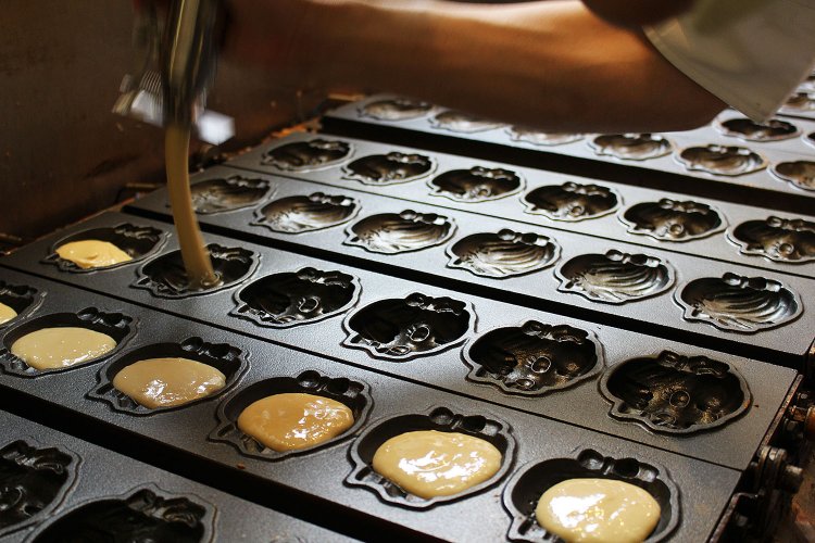 まずは型に生地を流し入れる。