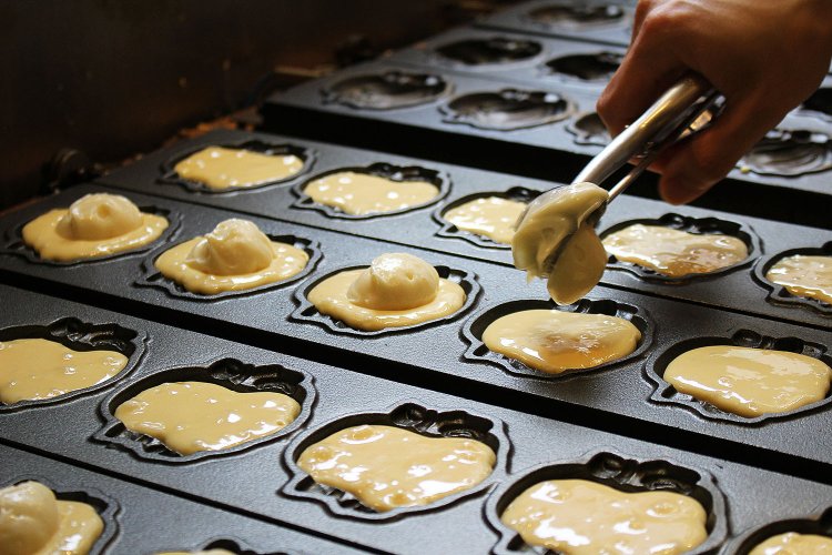 ミルキー味のクリームをたっぷりのせる。