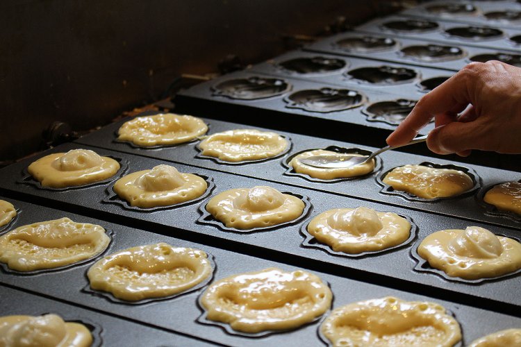 形よくふっくらと焼き上げるために、スプーンで生地を整える。