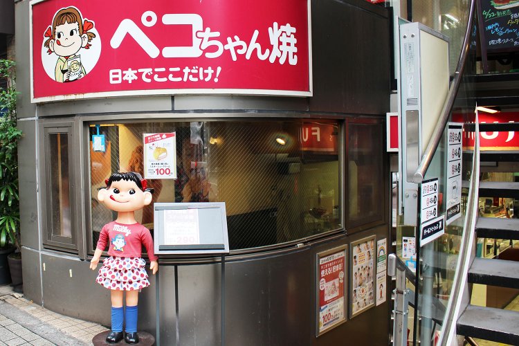 『不二家 飯田橋神楽坂店』お菓子の大好きな永遠の6歳、ペコちゃんがお出迎え。