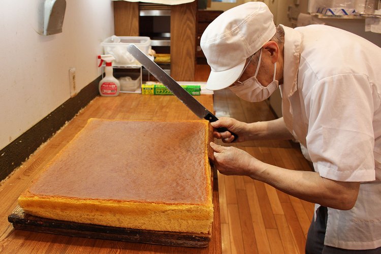 かすてら型1枚で8斤分。切るのも手作業。