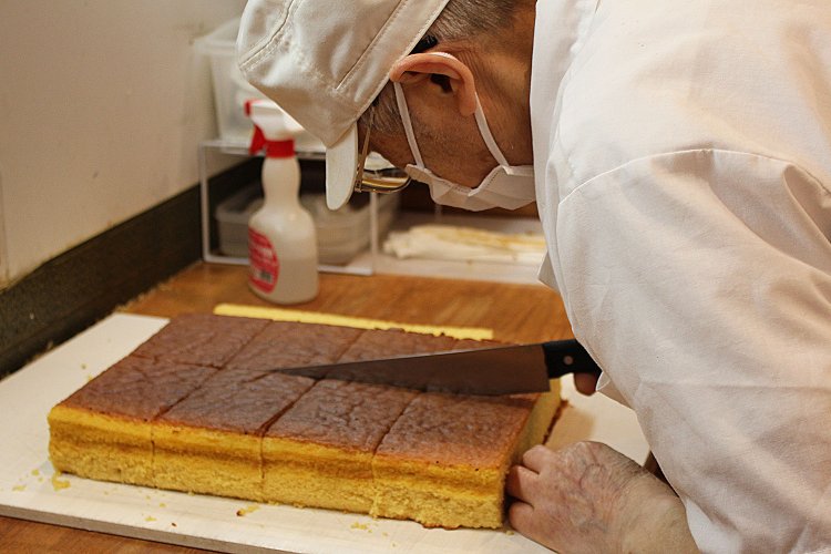 かすてらを切る四谷『坂本屋』の店主、坂本さん。