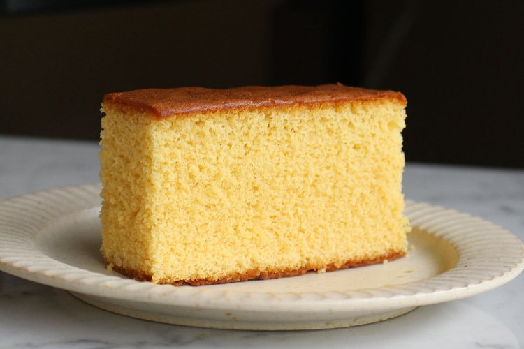 生地はふんわりしっとり。底のザラメは大粒。