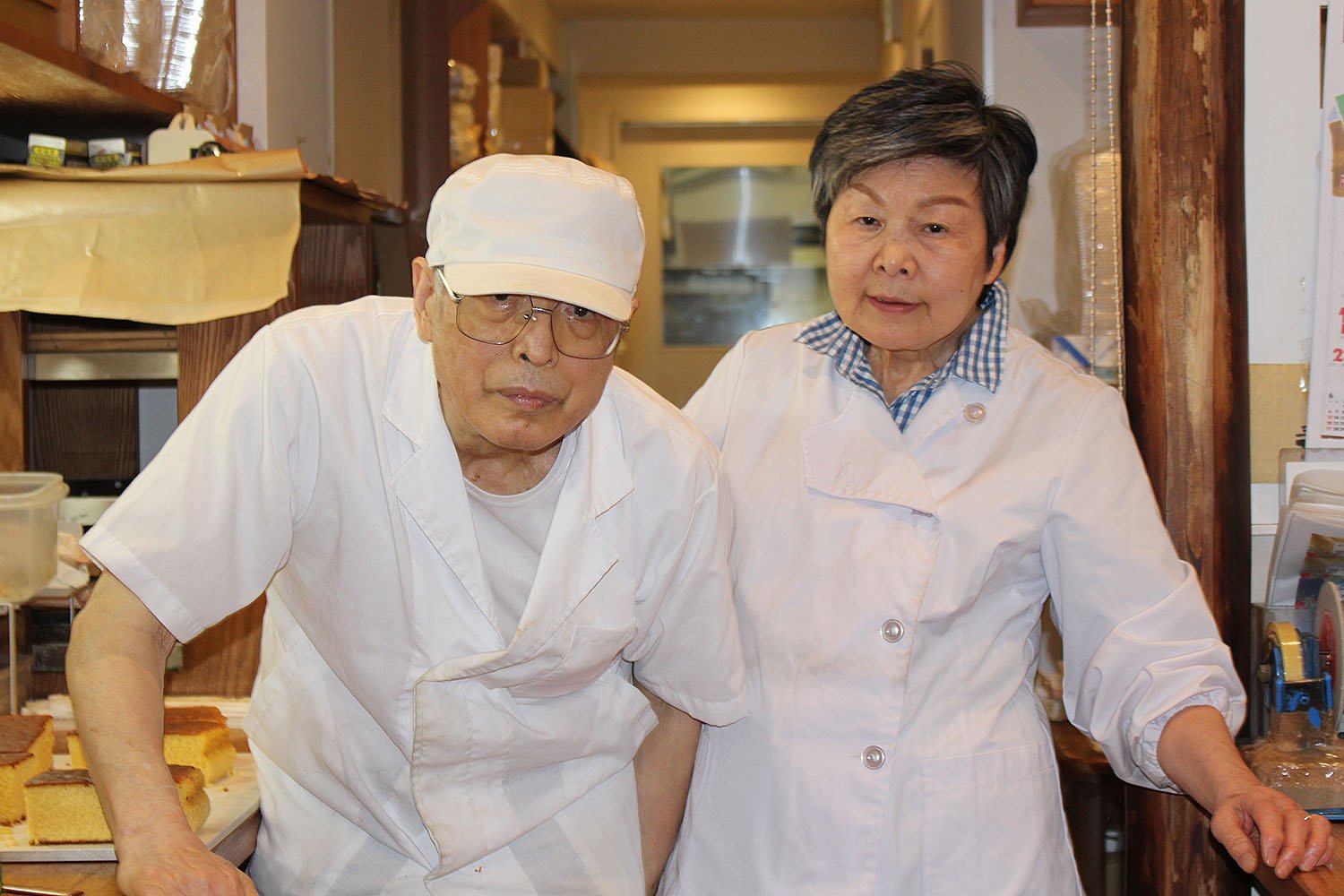 3代目坂本純一さん(左)と妻の晴子さん(右)。