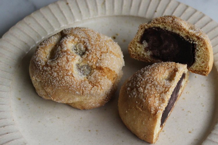 黒糖風味の餡入りの焼き菓子、すげ笠。1個150円。