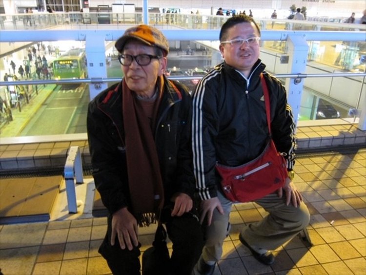 2012年、北千住駅西口にて。破天荒な鬼才の新作落語遺伝子は、弟子の三遊亭白鳥さんがきっちり継承している。