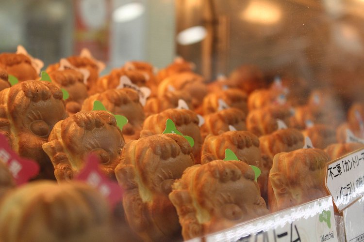 店には焼きたてのペコちゃん焼が並ぶ。