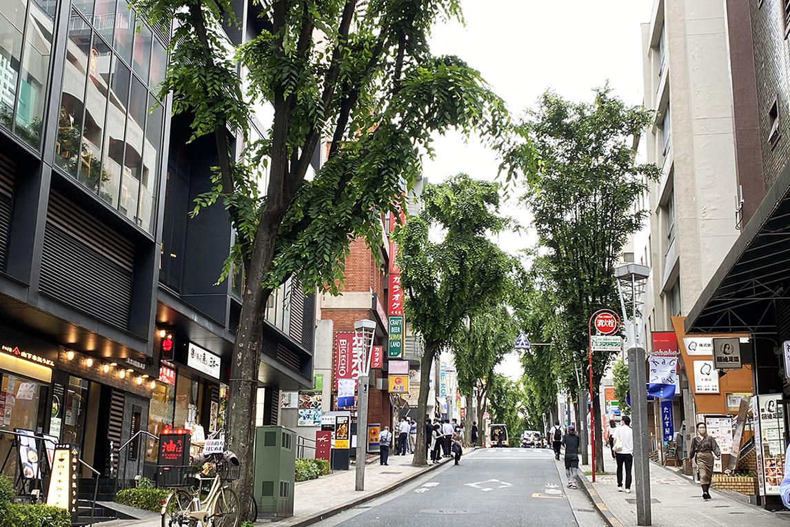 店の前から見上げた神楽坂通り。