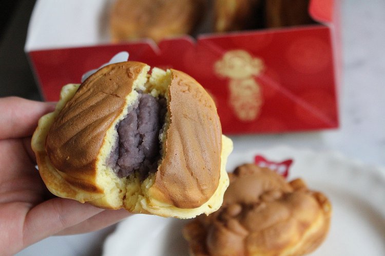 極みこしあん。正面から割る勇気のない人は後ろから割るのがおすすめだ。