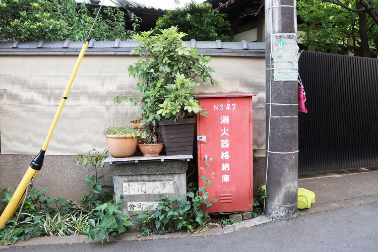 下町ならでは、防火用水層が鉢植えの舞台に。