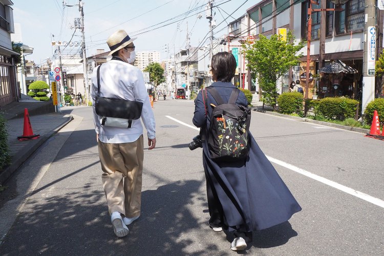 夕焼けだんだんに向かって歩く。