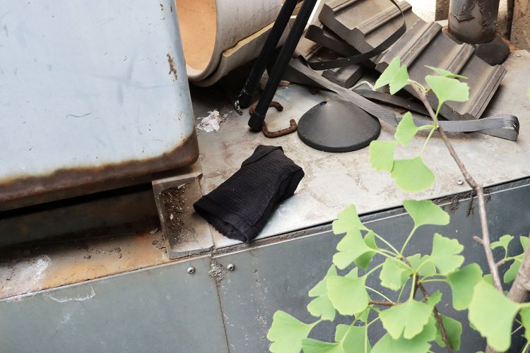 これは「片手袋」？　はたまた……？