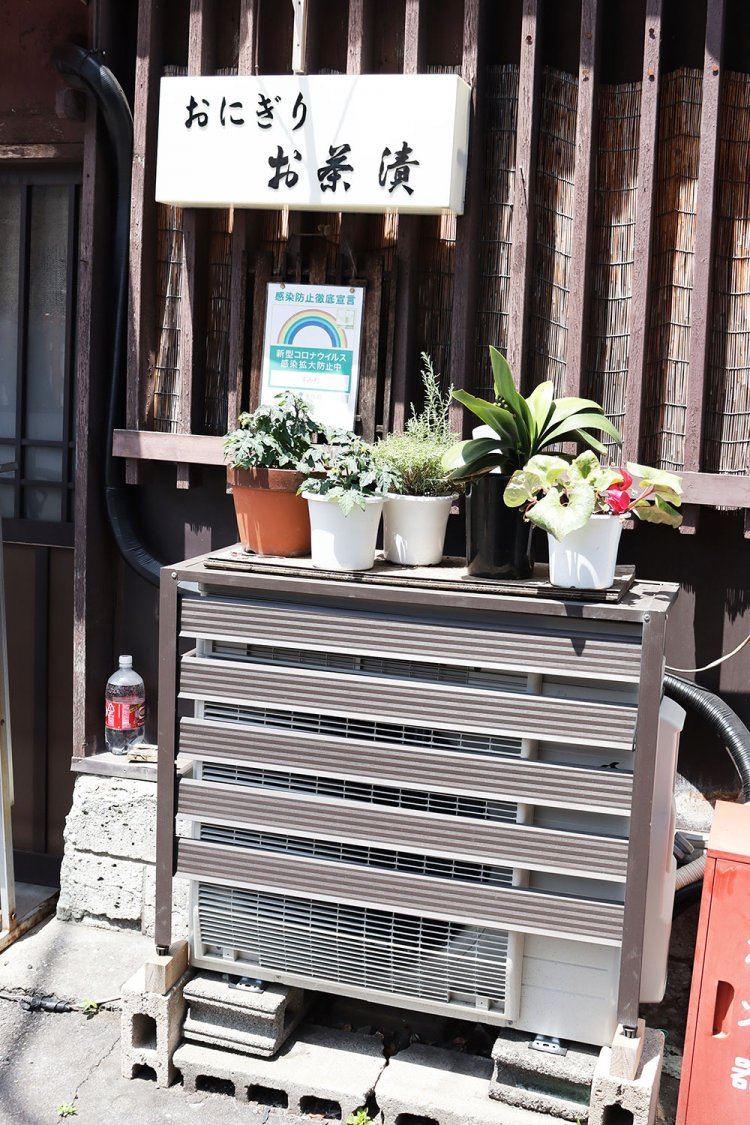 室外機が小さな庭に変身。