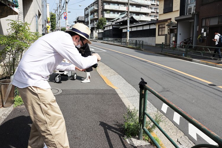 「片手袋」を撮影する石井さん。