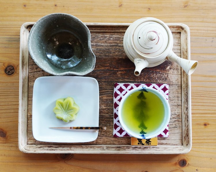 荒茶セット830円。左上の茶器は、お代わりのお湯をもらうための湯ざまし。