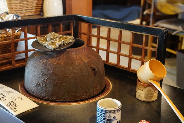 お代わりのお湯は茶釜からひしゃくでそそぐ。