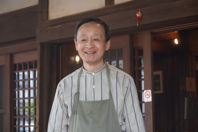 やさしい表情の青山さん。