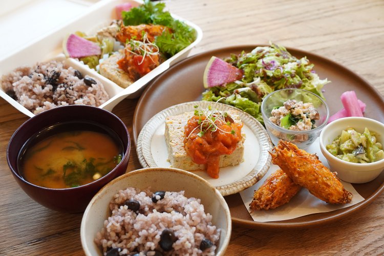 一汁五菜のこもれびプラスプレート1230円。左奥に見えるのは、お持ち帰りボックス1000円。