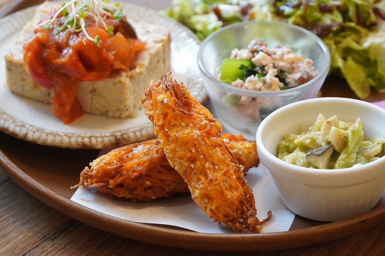 人参と白胡麻のかき揚げ。ざくざくした食感。