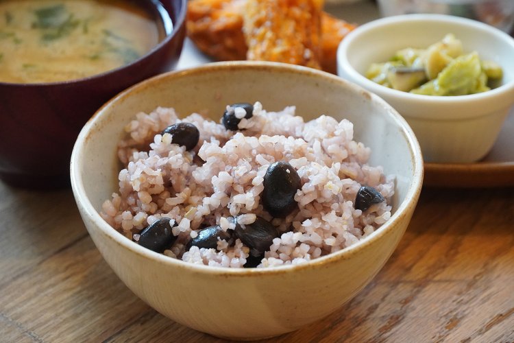 栄養価の高い五分搗き米の黒豆ごはん。