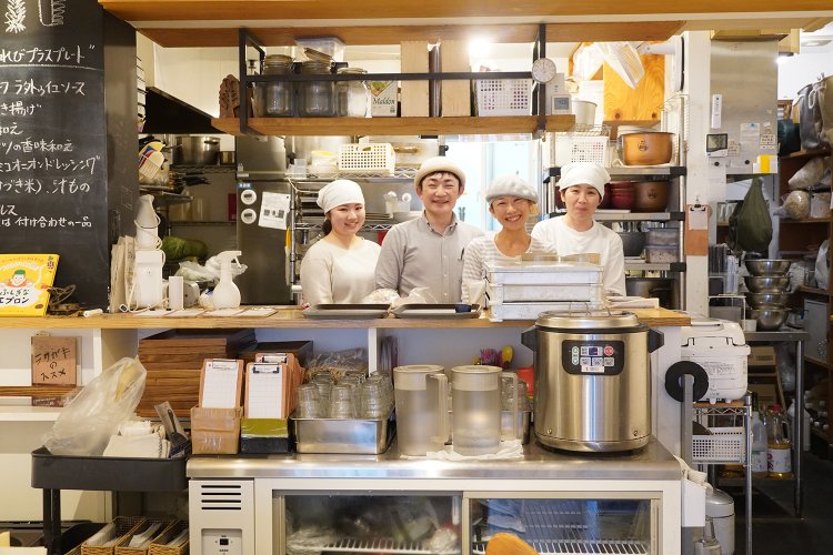 店長の中林さん、シェフの敏子さん、スタッフのお二人。