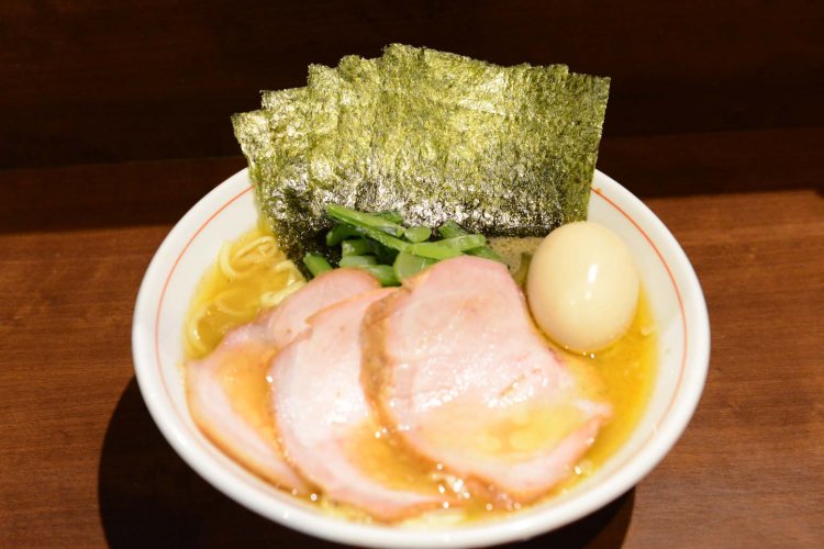 らーめん もも900円＋味付玉子200円。