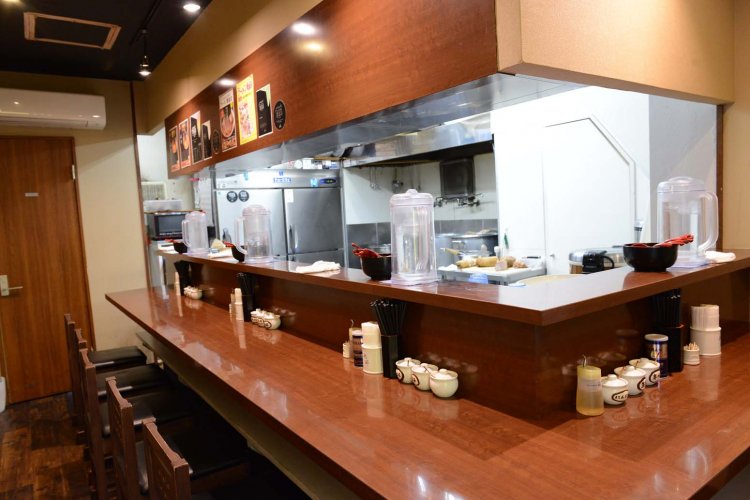 カウンター8席という小さな店だが、女性が一人でも利用しやすい雰囲気だ。